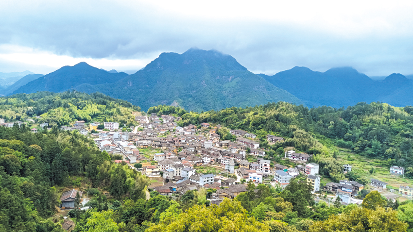 笔架山下的济川村.jpg